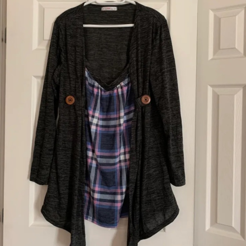 Veste grise avec camisole intégrée.